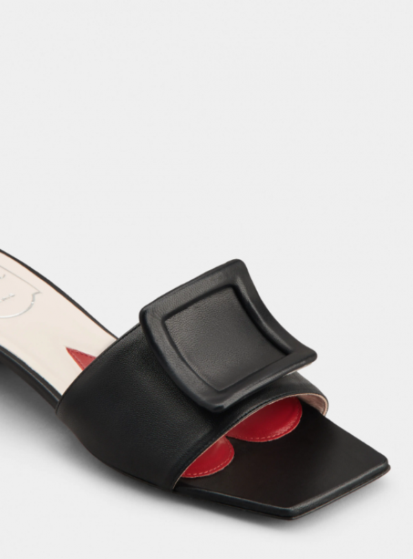 Mules dengan aksen pita melingkar